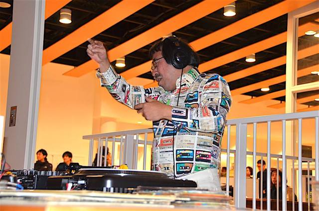写真 TALK   岸野雄一の「地下鉄駅で聞く、踊る。」